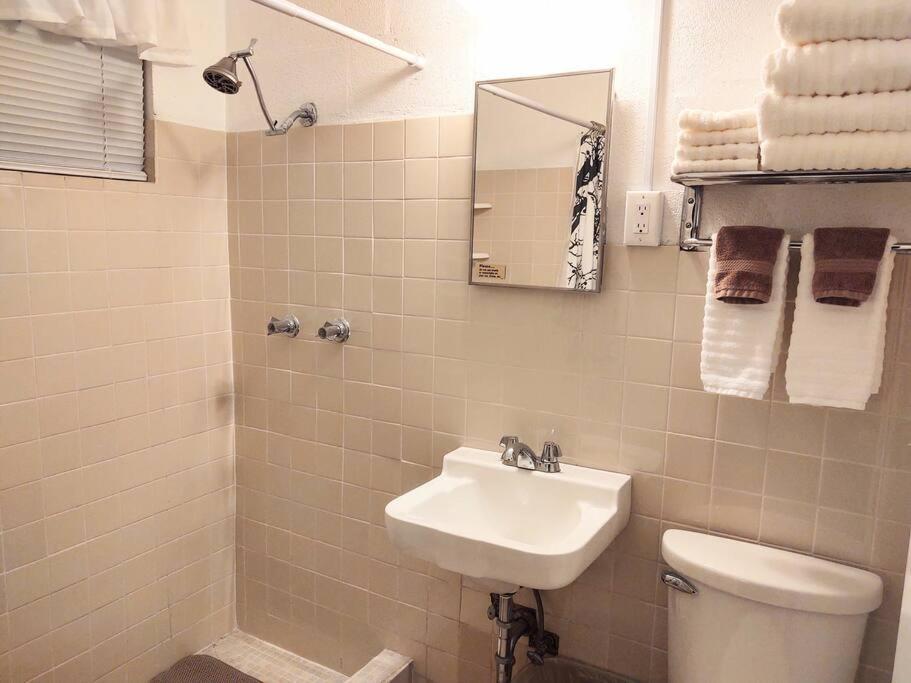#02 - Unique Lakeside Studio Cottage- Pet Friendly Hot Springs Exterior photo